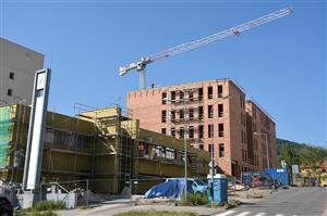 Stavba kopřivnického domova pro seniory pokračuje. Oproti původnímu plánu by se měla zdržet zhruba o měsíc. Už nyní ale probíhá výběr vnitřního vybavení a plánuje se nábor zhruba osmdesáti zaměstnanců. FOTO: DAVID MACHÁČEK