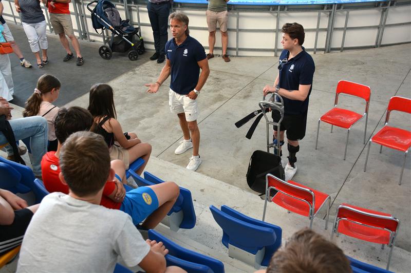 Jiří Bříza a David Vrubel, trenér a hráč bronzového parahokejového týmu z posledního mistrovství světa, při setkání s fanoušky.  FOTO: D. MACHÁČEK