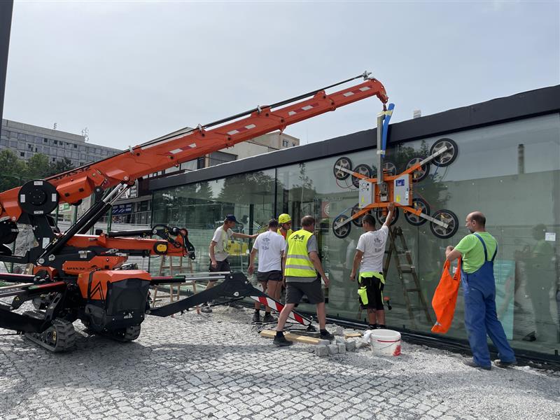 Práce na revitalizaci centra pokračují. V závěru minulého týdne došlo k instalaci zhruba tunu těžkých skleněných stěn do objektu budoucího výstavního pavilonu. FOTO: LENKA KRHOVJÁKOVÁ