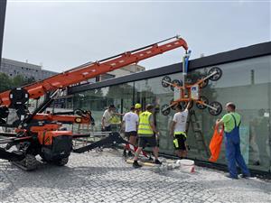 Práce na revitalizaci centra pokračují. V závěru minulého týdne došlo k instalaci zhruba tunu těžkých skleněných stěn do objektu budoucího výstavního pavilonu. FOTO: LENKA KRHOVJÁKOVÁ