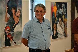 Zdeněk Babinec na vernisáži své aktuální výstavy Theatrum Mundi III. Ta bude v Muzeu na Fojtství k vidění až do začátku září. FOTO: DAVID MACHÁČEK