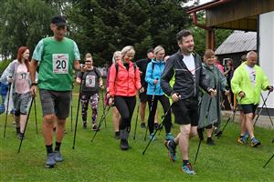 Za lehkého deště se u Kulturního domu v Mniší vydalo trať  prvního ročníku Jaštírské osmičky celkem 21 účastníků. FOTO: MAREK HAVRAN
