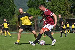 Hlavní utkání dne mezi starými gardami Vlčovic-Mniší a Sparty Praha (tmavší dresy) přineslo devět gólů a těsnou výhru hostů. FOTO: MAREK HAVRAN