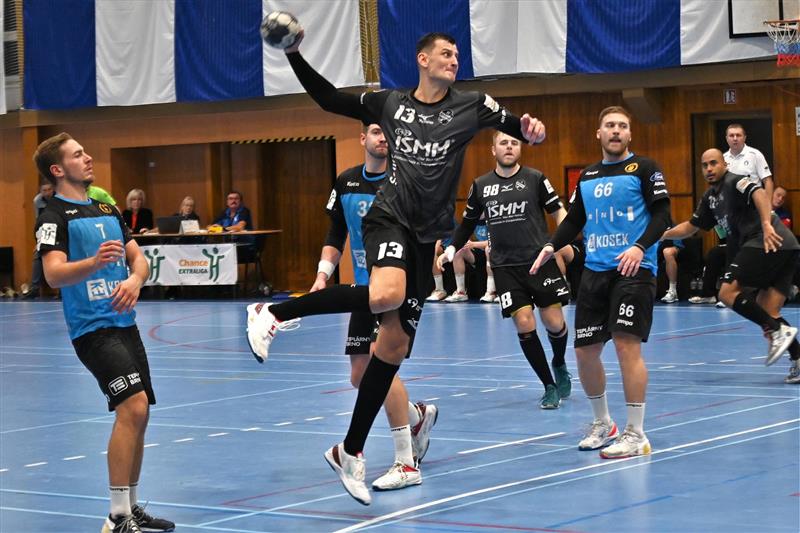 Dvoumetrový pivot Oto Kancel (s míčem) přišel do Kopřivnice v průběhu sezony 2021/2022. Nyní podepsal smlouvu na nadcházející ročník 2023/2024. FOTO: MAREK HAVRAN