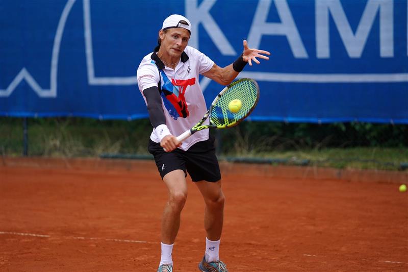 Hynek Bartoň v akci na turnaji ITF M15 v německém Kamenu, kde zvládl včetně kvalifikace sedm zápasů v sedmi dnech a probil se až do finále. FOTO: ©WTV