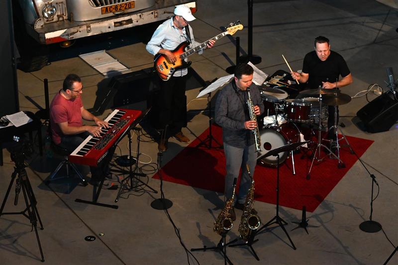 Přímo mezi exponáty muzea nákladních automobilů zahrálo 29. 6. trio Z. Kalety s pianistou Pavlem Wlosokem.