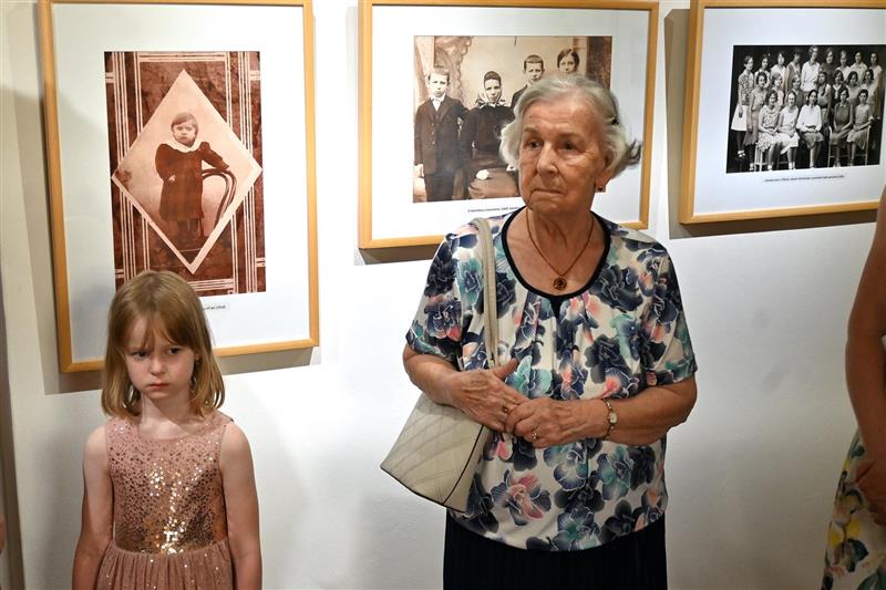 Vernisáže výstavy připravené u příležitosti 110. výročí narození své slavné tety Zdenky Veřmiřovské se zúčastnila také neteř Zdeňka Mertová.  FOTO: DAVID MACHÁČEK