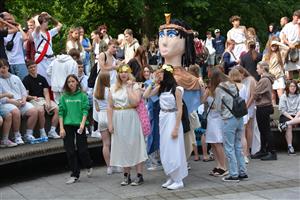 Obnovené poslední zvonění vycházejících žáků devátých tříd kopřivnických základních škol se uskutečnilo v předposlední školní den v antickém stylu. FOTO: DAVID MACHÁČEK