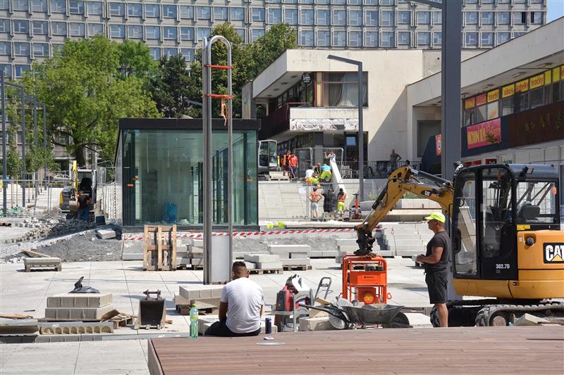 Ani týden po prodlouženém termínu dokončení stavby centra to na místě nevypadalo, že by stavební firma finišovala. Prodlení dokončení první etapy bude zřejmě znamenat uplatnění finančních sankcí. FOTO: DAVID MACHÁČEK