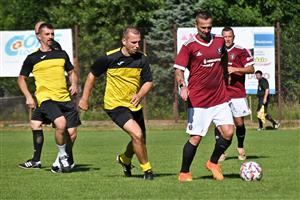 Hlavní zápas slavnostního odpoledne přinesl dobrý fotbal a samé pěkné góly. Domácí borci (světlejší dresy) nakonec se Spartou po boji těsně prohráli 4:5. FOTO: M. HAVRAN