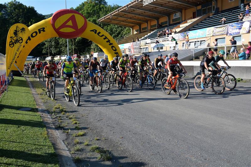 Na start šestadvacátého ročníku Kopřivnického Drtiče se 15. července vydalo 411 jezdců. Nejrychlejší z nich po beskydských vrcholech zdolal 5 hodin a 45 minut. FOTO: DANA HOĎÁKOVÁ