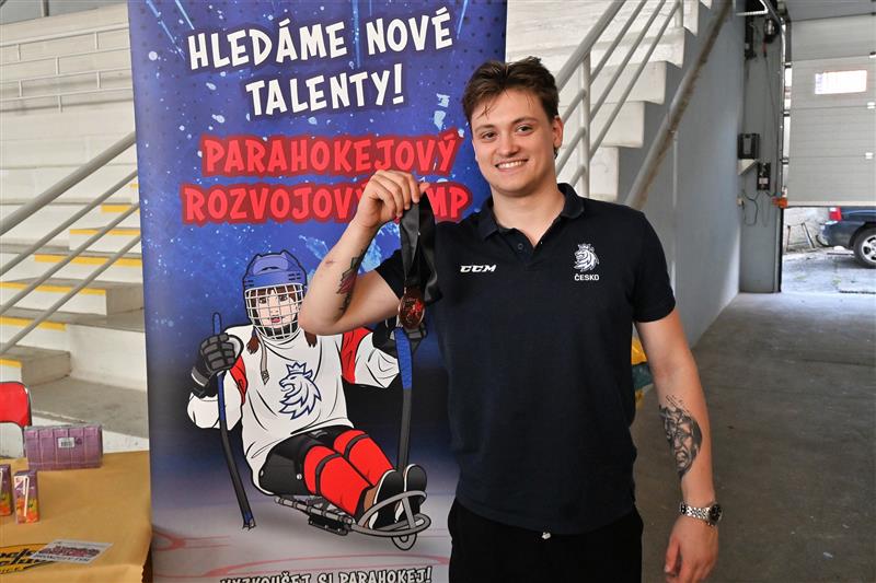 Hned na svém prvním MS v kanadském Moose Jaw vybojoval David Vrubel bronzovou medaili, se kterou se pochlubil na setkání s fanoušky v Kopřivnici. FOTO: MAREK HAVRAN