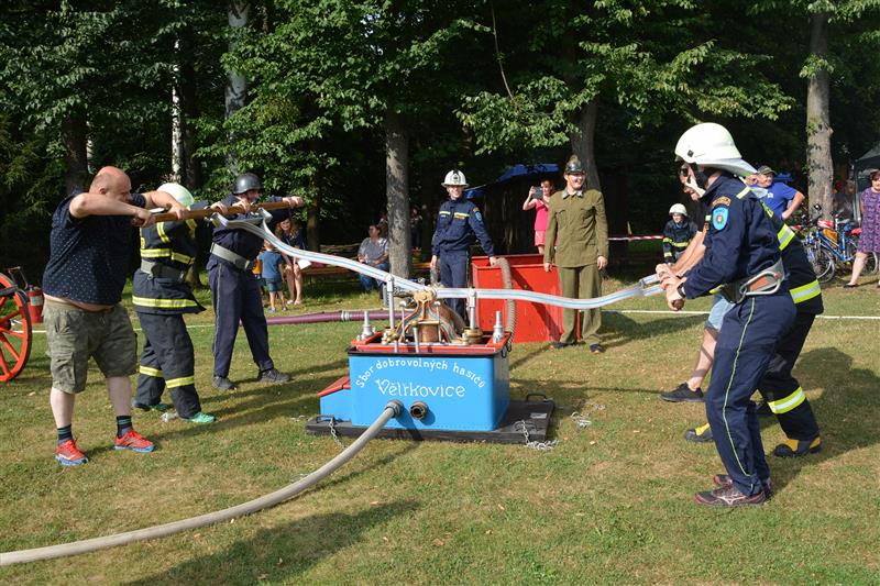 Součástí programu akce ke stému výročí založení hasičského sboru ve Větřkovicích byla i ukázka zásahu ruční stříkačkou. FOTO: DANA HOĎÁKOVÁ