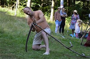 Součástí workshopu kosení byla i instruktáž, jak si vybrat správnou kosu, naklepat ji či nabrousit. FOTO: KATEŘINA HOLUBOVÁ