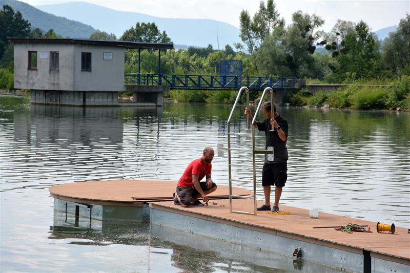 Instalace mola na Větřkovické přehradě proběhla 19. července. Od té doby jej návštěvníci běžně využívají. FOTO: DAVID MACHÁČEK