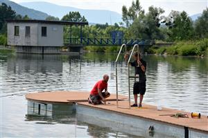 Instalace mola na Větřkovické přehradě proběhla 19. července. Od té doby jej návštěvníci běžně využívají. FOTO: DAVID MACHÁČEK