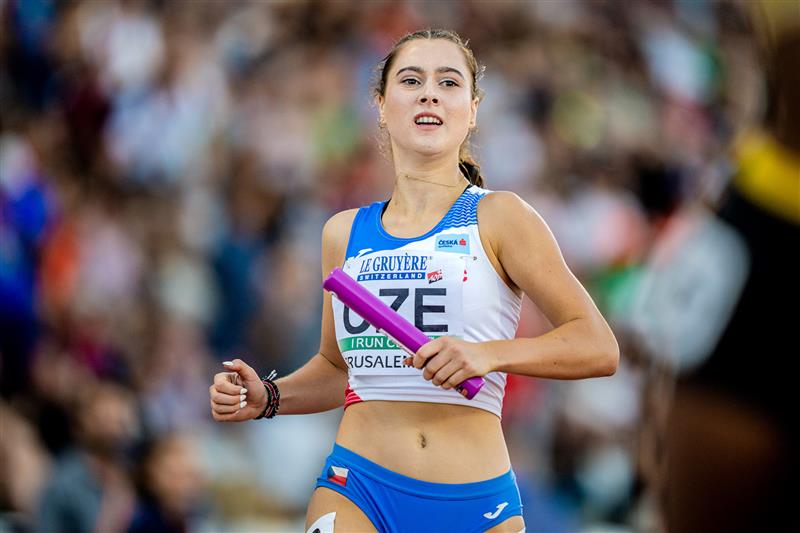 Adéla Tkáčová jakožto finišmanka české štafety na 4 × 100 m doběhla do cíle na MS juniorů v Izraeli pro bronzovou medaili pro Českou republiku. FOTO: SOŇA MALÉTEROVÁ