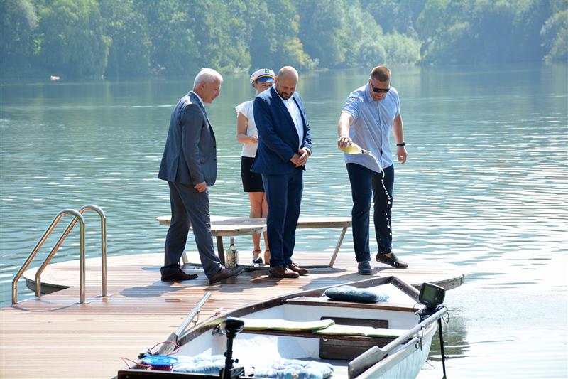 Molo na větřkovické přehradě se dočkalo oficiálního otevření. Po křtu zástupci města, kraje a Tatry se rozjela pirátská a námořnická párty se soutěžemi pro děti. FOTO: DAVID MACHÁČEK