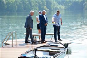 Molo na větřkovické přehradě se dočkalo oficiálního otevření. Po křtu zástupci města, kraje a Tatry se rozjela pirátská a námořnická párty se soutěžemi pro děti. FOTO: DAVID MACHÁČEK