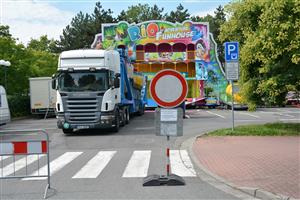 Už od pondělí je parkoviště u supermarketu Albert obsazeno pouťovým lunaparkem. Řidiče v tomto týdnu a především o víkendu čekají i další omezení. FOTO: DAVID MACHÁČEK