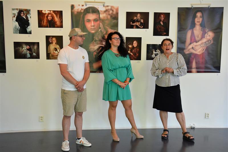 Fotografka Pavli Vera Ferdová (uprostřed) při zahájení výstavy svých fineartových portrétů v kopřivnické Galerii Tokivo. FOTO: DAVID MACHÁČEK