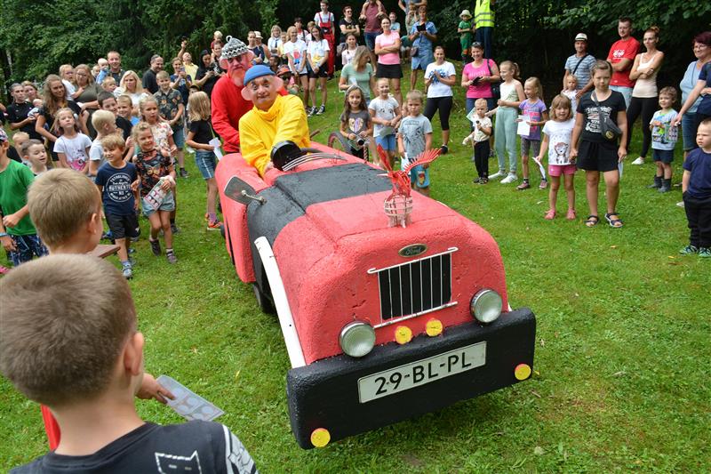 Vlčovičtí hasiči pořádali poslední srpnovou sobotu svůj tradiční dětský den. Tentokrát si pro davy malých účastníků připravili netradiční soutěžní úkoly kutilové Pat a Mat.  FOTO: D. MACHÁČEK