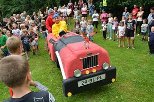 Vlčovičtí hasiči pořádali poslední srpnovou sobotu svůj tradiční dětský den. Tentokrát si pro davy malých účastníků připravili netradiční soutěžní úkoly kutilové Pat a Mat.  FOTO: D. MACHÁČEK