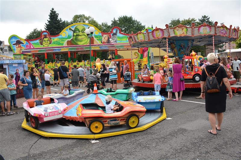 Tisíce lidí o minulém víkendu slavily kopřivnickou pouť. Lunapark byl umístěn tradičně na parkovišti u Alberta, stánky obklopily budovu radnice a kulturní a doprovodný program probíhal ve stínu stromů sadu E. Beneše. FOTO: DAVID MACHÁČEK