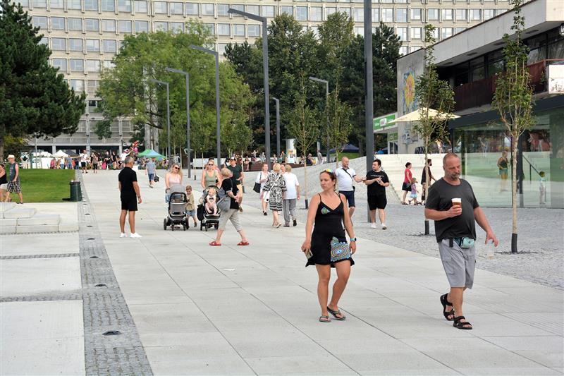 Během pouťového víkendu prošlo revitalizovaným centrem mnoho lidí. Přesto je střed města oficiálně stavbou a firma pracuje na dokončení a odstraňování vad. FOTO: DAVID MACHÁČEK