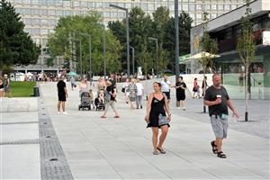 Během pouťového víkendu prošlo revitalizovaným centrem mnoho lidí. Přesto je střed města oficiálně stavbou a firma pracuje na dokončení a odstraňování vad. FOTO: DAVID MACHÁČEK