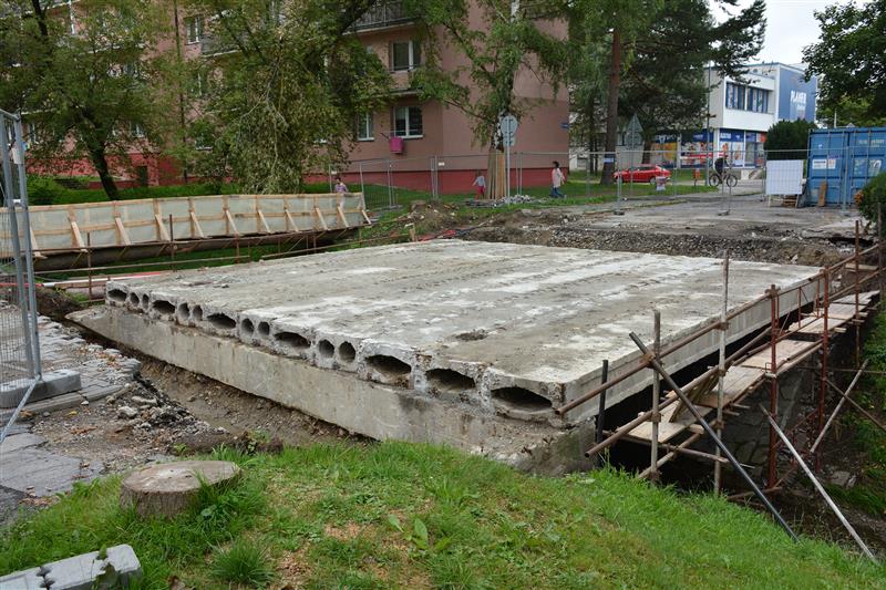 Až demoliční práce umožnily posouzení stavu příčních nosníků mostu na ulici Kpt. Jaroše. Statik doporučil jejich kompletní výměnu, což stavbu značně protáhne. FOTO: DAVID MACHÁČEK
