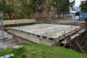 Až demoliční práce umožnily posouzení stavu příčních nosníků mostu na ulici Kpt. Jaroše. Statik doporučil jejich kompletní výměnu, což stavbu značně protáhne. FOTO: DAVID MACHÁČEK