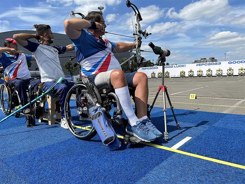 Paralukostřelec Tomáš Vrzal (první zprava) míří na terče na mistrovství Evropy v Rotterdamu, kde zůstal těsně před branami čtvrtfinále a bral konečné deváté místo. FOTO: ARCHIV T. VRZAL