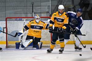 První letní přípravný zápas hokejistům Kopřivnice vyšel, když porazili Valašské Meziříčí. Na snímku nebezpečná situace před domácím brankářem Andreasem Kubáněm. FOTO: MAREK HAVRAN