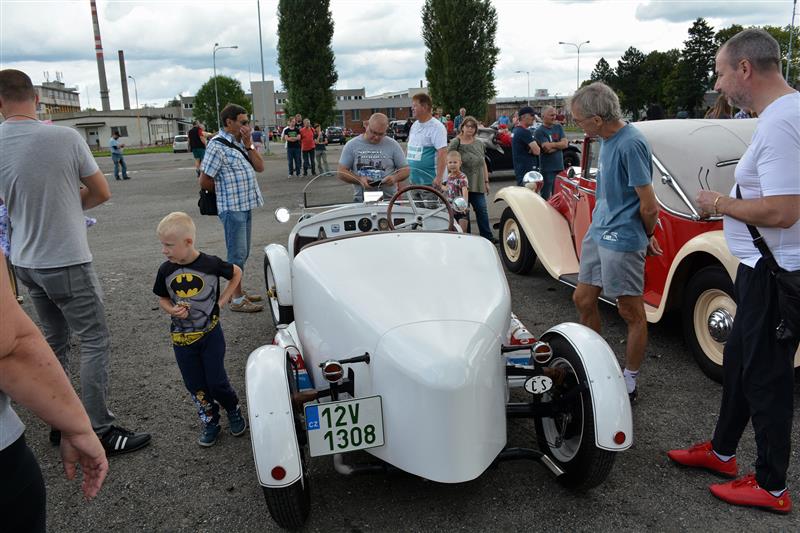 Cíl a vystavení účastnických vozů rallye, mezi kterými nechyběly cenné unikáty, si zájemci mohli vychutnat v Kopřivnici. FOTO: DAVID MACHÁČEK