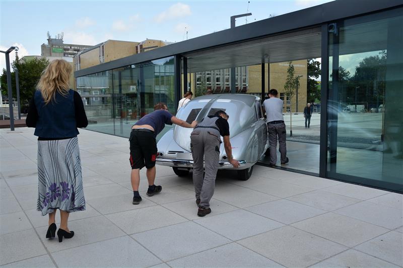 Pracovníci muzea a společnosti Ecorra při instalaci unikátní Tatry 87 do výstavního pavilonu v centru města, kde by měla být k vidění možná do poloviny příštího roku. FOTO: D. HOĎÁKOVÁ