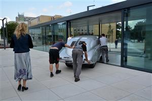 Pracovníci muzea a společnosti Ecorra při instalaci unikátní Tatry 87 do výstavního pavilonu v centru města, kde by měla být k vidění možná do poloviny příštího roku. FOTO: D. HOĎÁKOVÁ