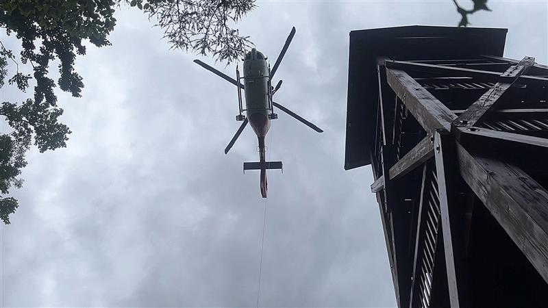 Vrtulník Letecké záchranné služby zasahoval v pátek 1. září u případu muže, který se vážně zranil pádem z Bezručovy vyhlídky. FOTO: JSDH KOPŘIVNICE