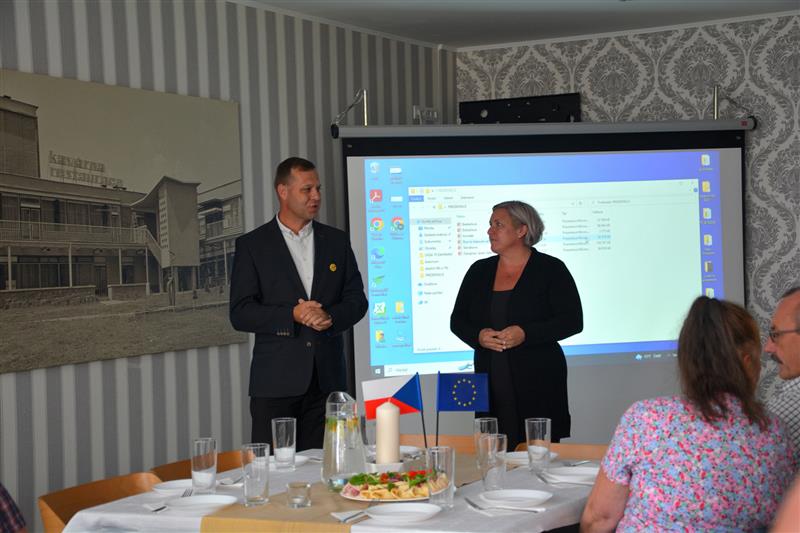 Desítka učitelů místní SŠ a VOŠ Kopřivnice si v rámci prezentační akce vyměňovala s kolegy zkušenosti z účastí na vzdělávacích programech Erasmus+. FOTO: DANA HOĎÁKOVÁ