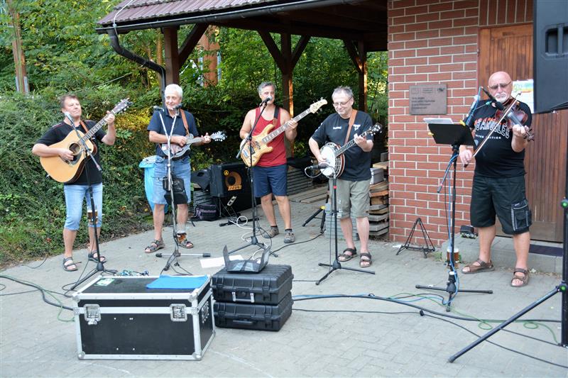 Rotary Klub Frýdek-Místek a Kopřivnice uspořádaly minulou sobotu ve skautském centru Vanaivan Loučení s létem. Lidé, kteří na akci dorazili, měli možnost vyzkoušet si skautské dovednosti jako lukostřelbu, uzlování nebo lasování. Jiní si zase jen v pohodov