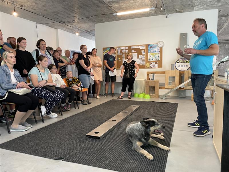 Součástí dne otevřených dveří v sídle Českého centra signálních zvířat byly i ukázky výcviku psů. FOTO: MARTIN TOBIÁŠ