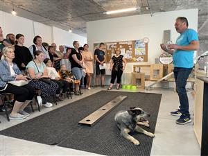 Součástí dne otevřených dveří v sídle Českého centra signálních zvířat byly i ukázky výcviku psů. FOTO: MARTIN TOBIÁŠ