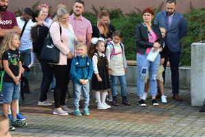 Mezi 253 prvňáky, kteří po prázdninách nastoupili do kopřivnických základních škol, byli i ti, kteří svou docházku začínají na ZŠ Alšova. FOTO: DAVID MACHÁČEK