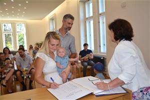 V minulém týdnu během čtyř obřadů v Ringhofferově vile přivítal starosta Adam Hanus celkem 30 nových občánků Kopřivnice. FOTO: DANA HOĎÁKOVÁ