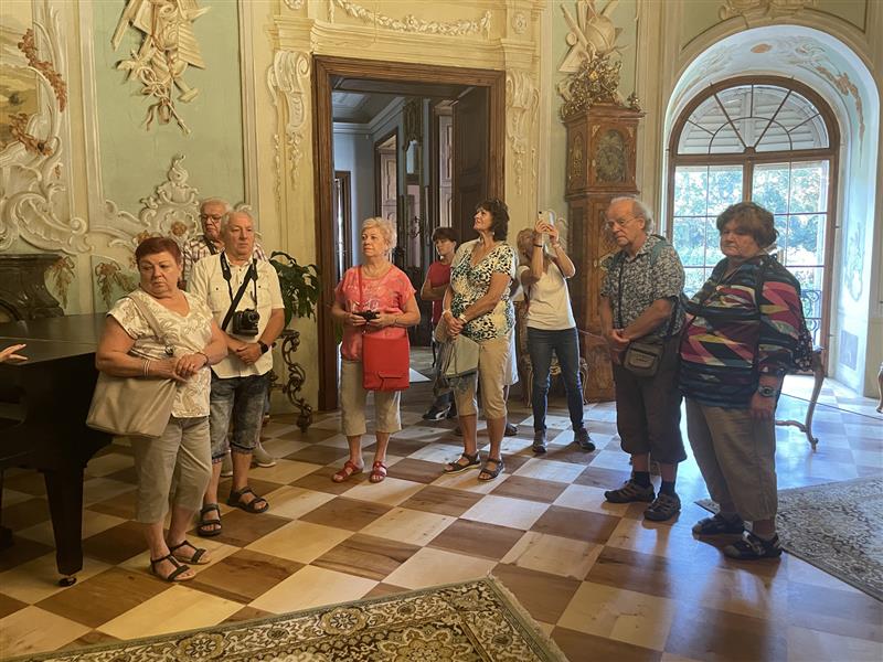 Senioři si na zájezdu, pořádaném kopřivnickou radnicí, prohlédli nejen zámek ve Vizovicích, ale i tamní palírnu a čokoládovnu. FOTO: PAVLA ŽÁČKOVÁ