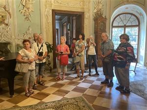 Senioři si na zájezdu, pořádaném kopřivnickou radnicí, prohlédli nejen zámek ve Vizovicích, ale i tamní palírnu a čokoládovnu. FOTO: PAVLA ŽÁČKOVÁ