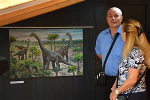 Arnošt Hanák provedl svou výstavou Ztracené světy v Lašském muzeu účastníky podzimního setkání obdivovatelů díla Zdeňka Buriana, mezi které se sám řadí. FOTO: DAVID MACHÁČEK