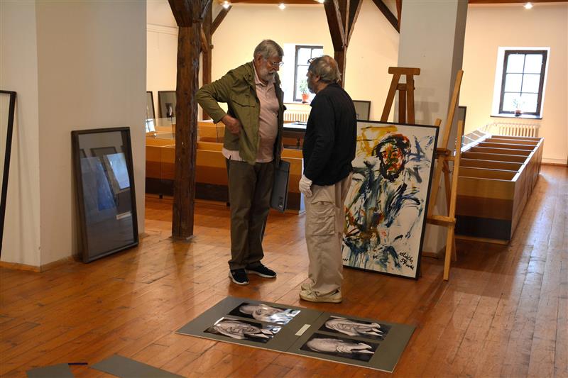 Novojičínský výtvarník Jan Zemánek (vlevo) a kunsthistorik Jiří Klučka v rozhovoru při instalaci výstavy Tváře lidí v Muzeu na Fojtství. FOTO: DAVID MACHÁČEK