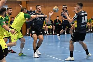 Házenkáři Kopřivnice v prvním domácím utkání sezony smázli Maloměřice. Na snímku z vítězného zápasu v tmavých dresech zleva Radek Doležel, vzadu Šimon Siročák a Jan Polcar.   FOTO: M. HAVRAN