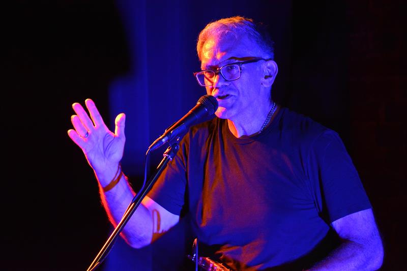 Americký literát a hudebník Frank Menchacy při vystoupení v kopřivnické Galerii Galaxie, kde společně se spoluhráčem Anarem Badalovem představili hudební projekt Hourloupe. Kromě nich na koncertním večírku vystoupilo duo Arananar a Rádio Necho. FOTO: DAVI